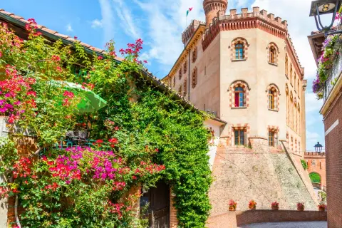 Un castello rosa e un muro di edera fiorita, un angolo incantevole per scoprire cosa vedere nelle Langhe.