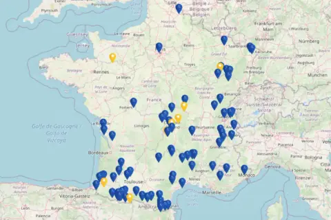 Carte de France avec des points bleus et jaunes. Idéal pour planifier votre thalasso et vérifier le remboursement mutuelle.