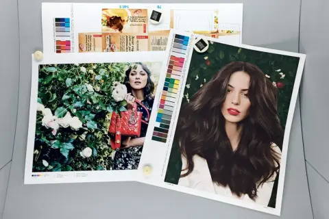 Épreuve contractuelle : deux portraits de femmes, l'un avec un sac rouge Dior, l'autre avec une chevelure brune. Une palette de couleurs est visible.