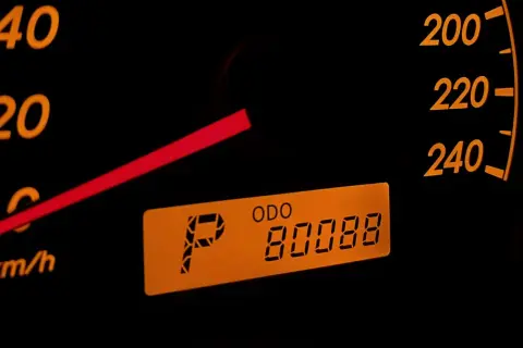 Na desce rozdzielczej widać prędkościomierz i cyfrowy **odometr co to** jest licznik kilometrów, który pokazuje 80088.