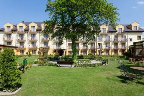 Piękny kompleks wypoczynkowo rehabilitacyjny Jantar Spa z zadbanym ogrodem i miejscami do relaksu.