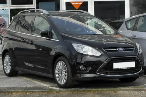 Czarny Ford C-Max na parkingu. Zastanawiasz się nad jego wymiarami? Ten rodzinny van oferuje przestronne wnętrze i praktyczne rozwiązania.