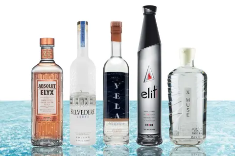 Pięć butelek wódki premium: Absolut Elyx, Belvedere, Yela, Elit i X Muse. Luksusowa wódka cena może być wysoka, ale jakość jest tego warta.