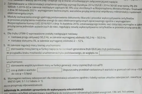 Dokument opisuje wymagania techniczne dla mikroinstalacji, w tym nastawy dla trybu LFSM-O i regulacji mocy biernej.