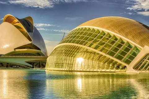 Edificios futuristas reflejados en el agua, parte de los impresionantes lugares turísticos de Valencia.