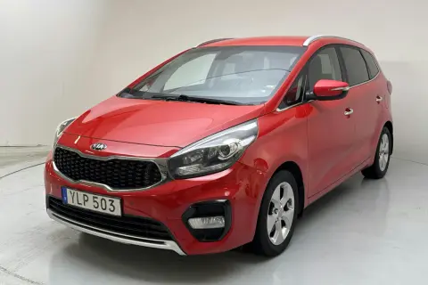 Röd Kia Carens, YLP 503, framifrån. En bil som kan ha ett kia carens problem, men ser fin ut.