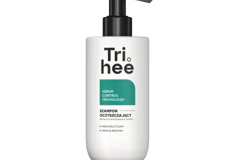 Biała butelka z pompką, na której widnieje logo Tri hee. Szampon oczyszczający reguluje wydzielanie sebum.