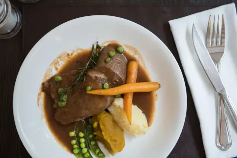 Danie z ozorków wieprzowych w sosie, z puree ziemniaczanym, fasolką i marchewką. Jak oczyścić ozorki wieprzowe?