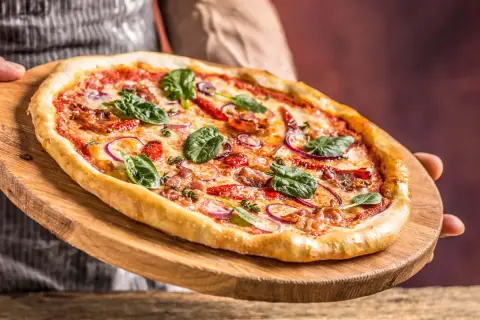 Domowa pizza z szpinakiem i cebulą. Czy domowa pizza jest zdrowa? Zależy od składników!