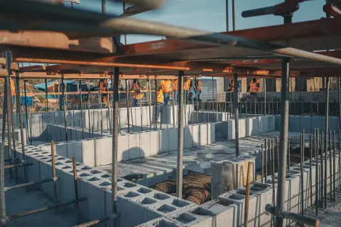 Ile bloczków na fundament? Oblicz dokładnie i uniknij strat