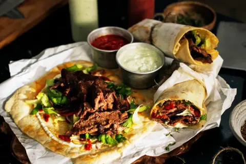 Lawasz kebab: Lżejszy, autentyczny smak Bliskiego Wschodu. Przepis!