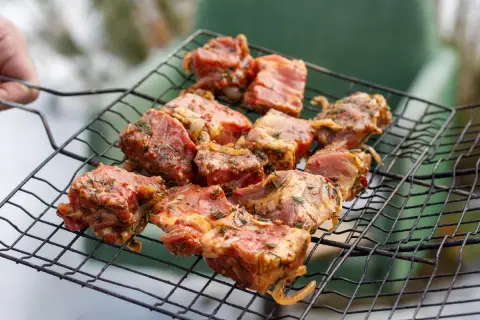 Kawałki mięsa zamarynowane w przyprawach czekają na grillowanie.