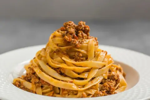 Zapomnij o "spaghetti bolognese"! Prawdziwe ragù: przepis