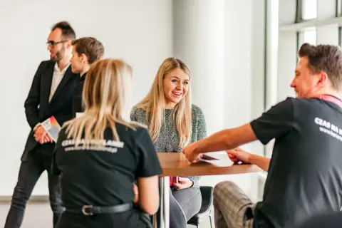 Uśmiechnięta kandydatka odpowiada na c# pytania rekrutacyjne. Rozmowa w przyjaznej atmosferze.