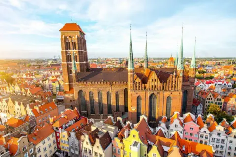 Bazylika Mariacka w Gdańsku, największa ceglana świątynia świata, zachwyca architekturą. Ciekawostki o niej odkryjesz, podziwiając panoramę miasta.