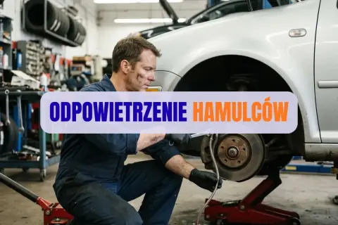 Mechanik wykonuje odpowietrzanie hamulców w samochodzie, pracując w warsztacie.
