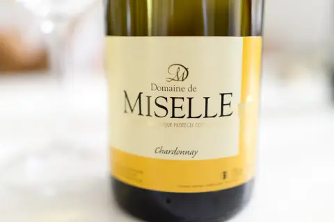Butelka wina Domaine de Miselle. Chardonnay jakie to wino? Delikatne, białe wino z nutami owocowymi.
