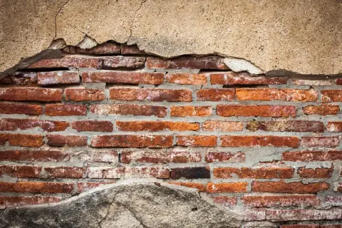 Pękające ściany? Jak skutecznie wzmocnić fundamenty starego domu