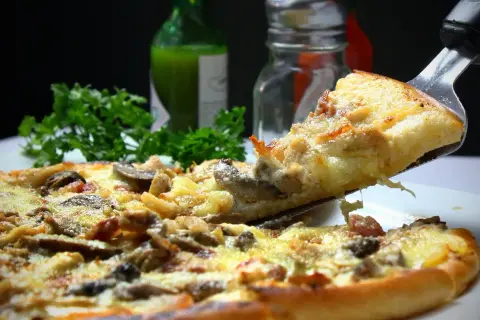 Jak odgrzać pizzę, aby była chrupiąca i smaczna bez wysuszenia