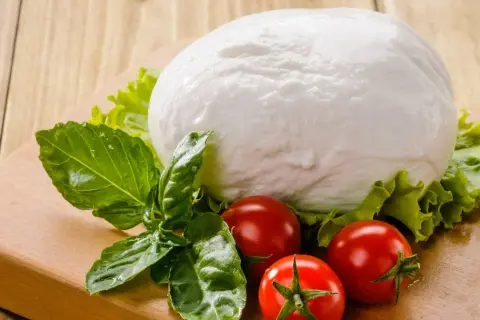 Mozzarella czy zdrowa? Odkryj jej korzyści i zagrożenia dla zdrowia