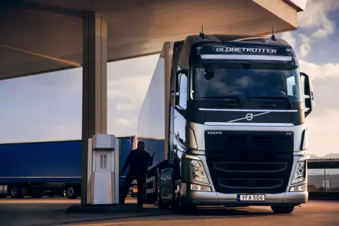 Un chauffeur s'apprête à faire le plein d'un camion Volvo, optimisant ainsi sa consommation.