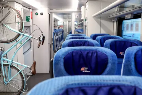 Czy za rower w pociągu się płaci? Sprawdź aktualne zasady i opłaty