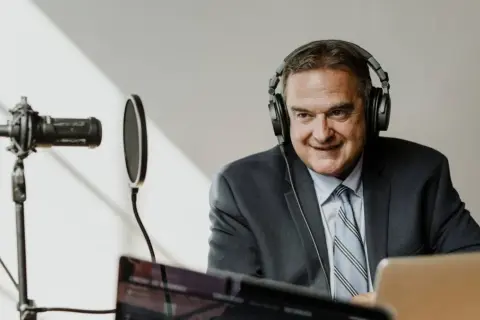 Zarobki komentatora sportowego w Polsce - co decyduje o wysokości wynagrodzenia?