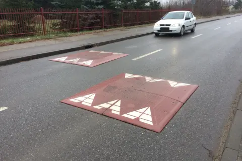Spowalniacz na drodze: Jakie są zasady montażu i korzyści dla bezpieczeństwa?