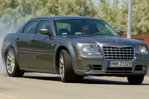 Opinie Chrysler 300C: Jaki silnik wybrać, aby uniknąć problemów?