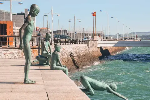 Esculturas de niños junto al mar, un clásico que ver en Santander. El agua turquesa y el paseo invitan a pasear.
