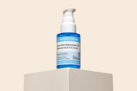 Flacone di siero Aroma Zone con acido ialuronico 3,5%. Per una pelle idratata e giovane, ricorda che il siero va risciacquato.