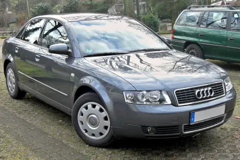 Szary sedan Audi A4 B6 zaparkowany na zewnątrz.