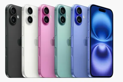 Rząd kolorowych iPhone'ów, od czarnego po niebieski. Zastanawiasz się, czy potrzebny jest antywirus na iPhone'a?