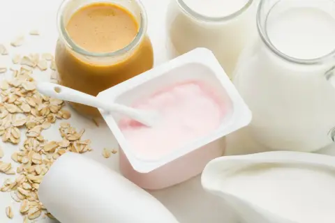Różowe jogurty, mleko i płatki owsiane. Czy jogurty są zdrowe? To pytanie zadaje sobie wiele osób, sięgając po te produkty.