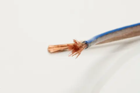 Rozplątane końcówki miedzianego kabla głośnikowego, z niebieską izolacją. Idealny do połączeń audio.
