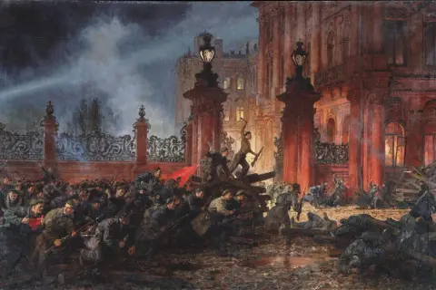 Multitud en combate, con rifles y una bandera roja, en medio de la noche. La escena evoca la intensidad de la **revolución rusa**.