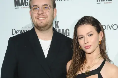 Kevin Mglej z partnerką, która wygląda jak dziecko, na ściance.