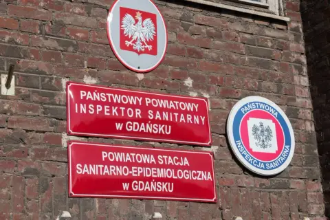 Tablice Państwowej Inspekcji Sanitarnej w Gdańsku. Pracownik może otrzymać mandat z sanepidu za nieprzestrzeganie przepisów.