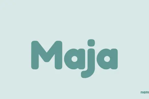 Stora, turkosa bokstäver bildar ordet "Maja". Namnet Maja har en rik betydelse och är populärt i Sverige.