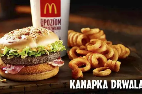 Burger Drwala z frytkami zakręconymi i kubkiem McDonald's.