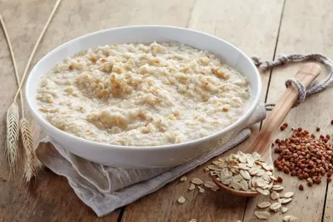 Miseczka owsianki na śniadanie. Płatki owsiane kcal to świetny wybór dla aktywnych.