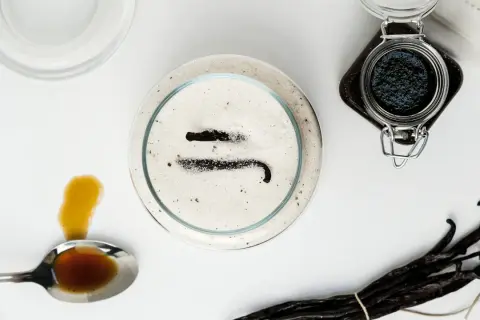 Sucre blanc avec des gousses de vanille et une cuillère de vanille liquide. Idéal pour remplacer gousse de vanille par sucre vanillé.