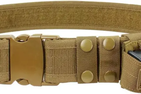 Cinturón táctico color coyote con múltiples fundas para cargadores y hebilla de liberación rápida.