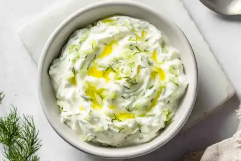 En skål med krämig grekisk yoghurt istället för creme fraiche, toppad med olivolja och dill. Perfekt som dipp eller tillbehör.