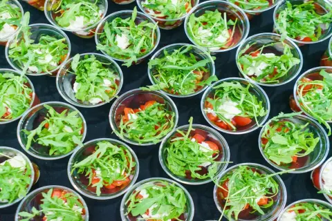 Domowy catering: Jak legalnie zacząć i zarabiać? [Poradnik]