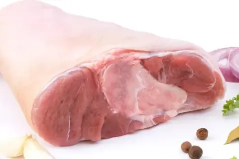 Jak długo gotować golonkę peklowaną w siatce, by była idealna?
