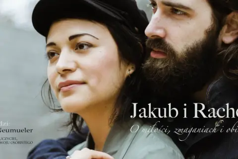 Jakub i Rachela, para w bliskim ujęciu. Rachela patrzy w bok, zamyślona.