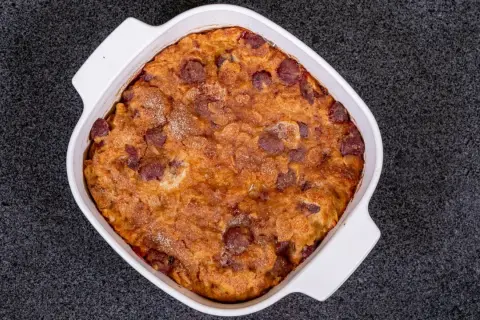 Ein goldbraun gebackener Kirschenmichel im Auflaufform. Dieses Kirschenmichel Rezept ist ein Genuss!