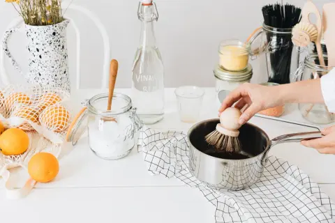Maintenant, découvrez comment nettoyer un fond de casserole brûlée avec des ingrédients naturels comme le vinaigre blanc et le bicarbonate de soude.