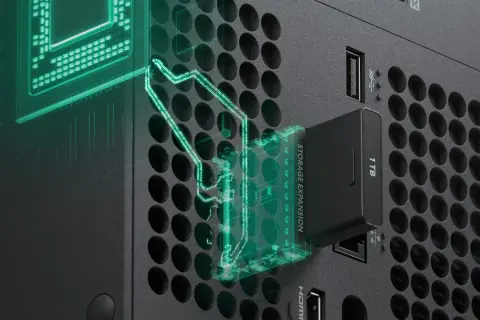 Xbox Series X Speichererweiterung: 1 TB Speicherkarte wird in die Konsole gesteckt. Mehr Platz für Spiele!
